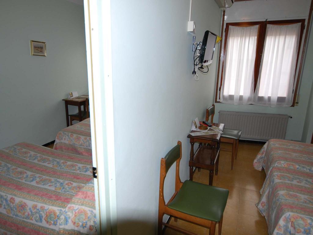 Hostal Fabrellas Caldes de Malavella Exterior photo