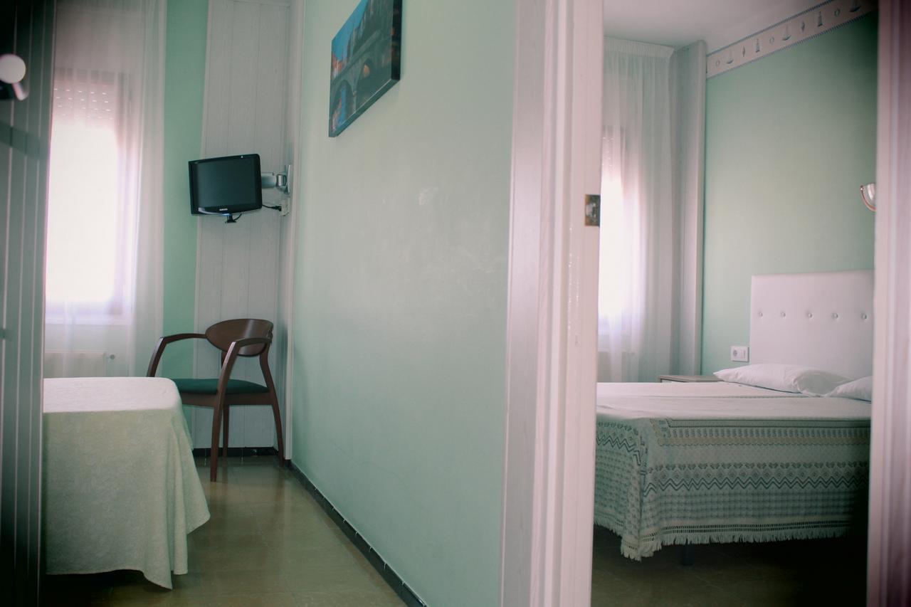 Hostal Fabrellas Caldes de Malavella Exterior photo