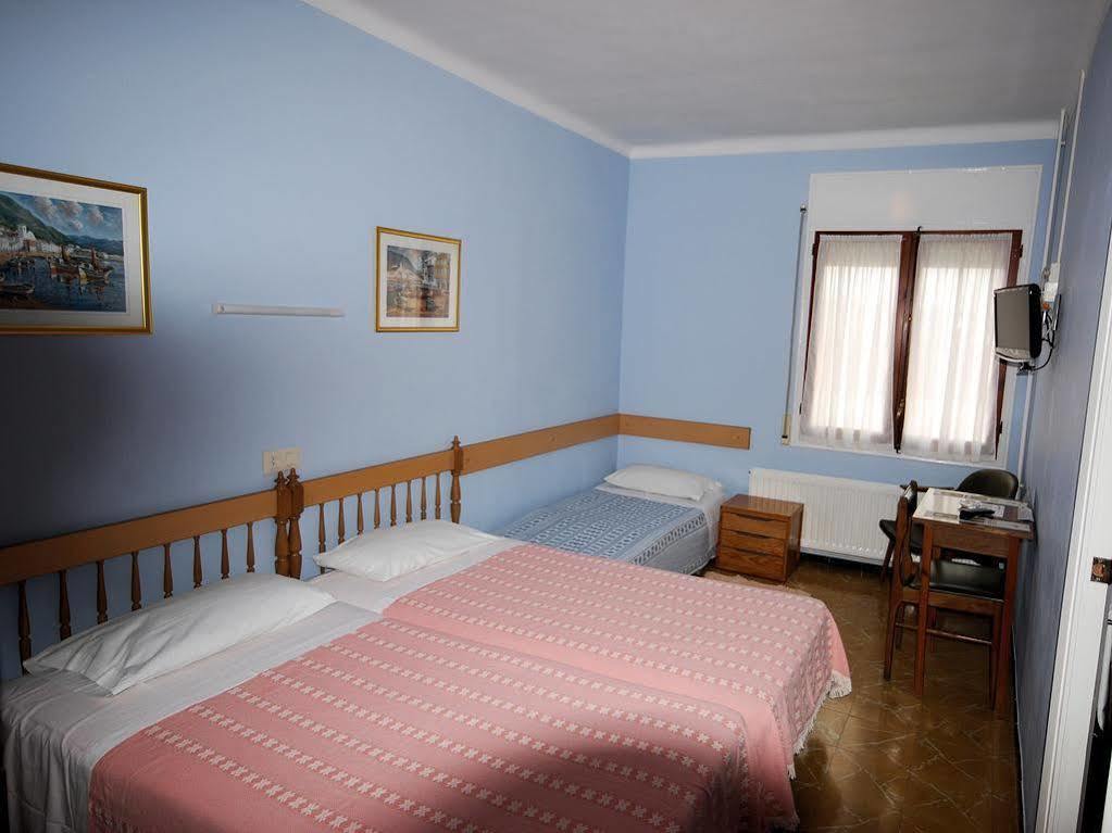 Hostal Fabrellas Caldes de Malavella Exterior photo